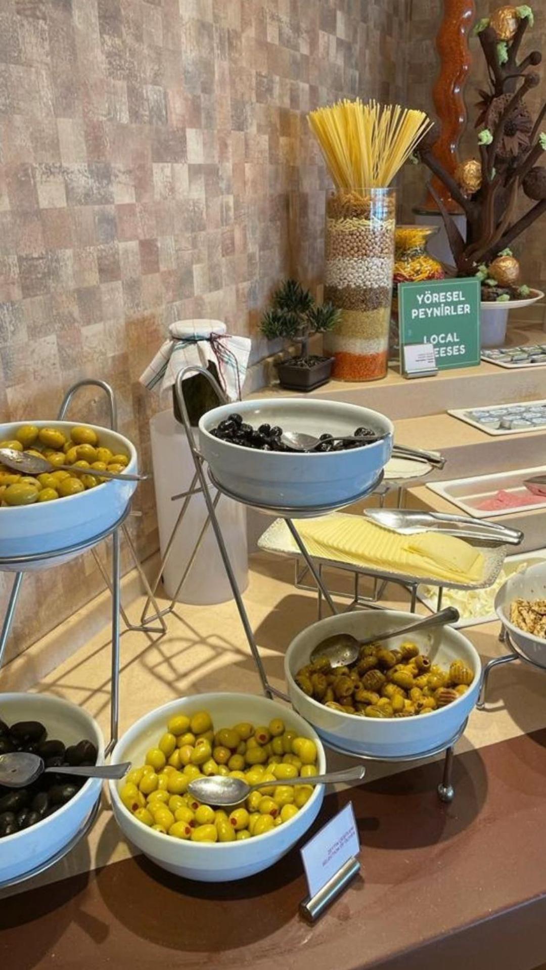 Renaissance Polat Istanbul Hotel Eksteriør billede Eggs at a buffet