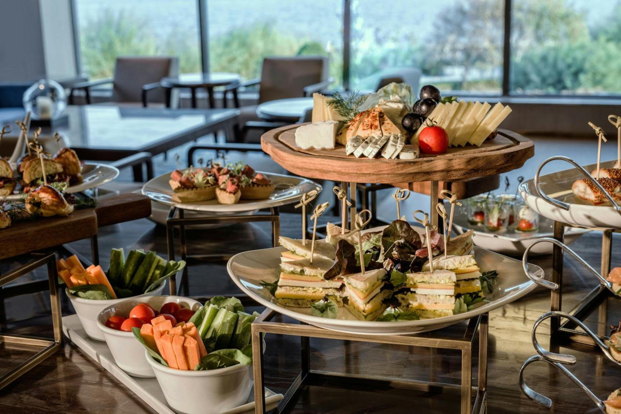 Renaissance Polat Istanbul Hotel Eksteriør billede A selection of canapés