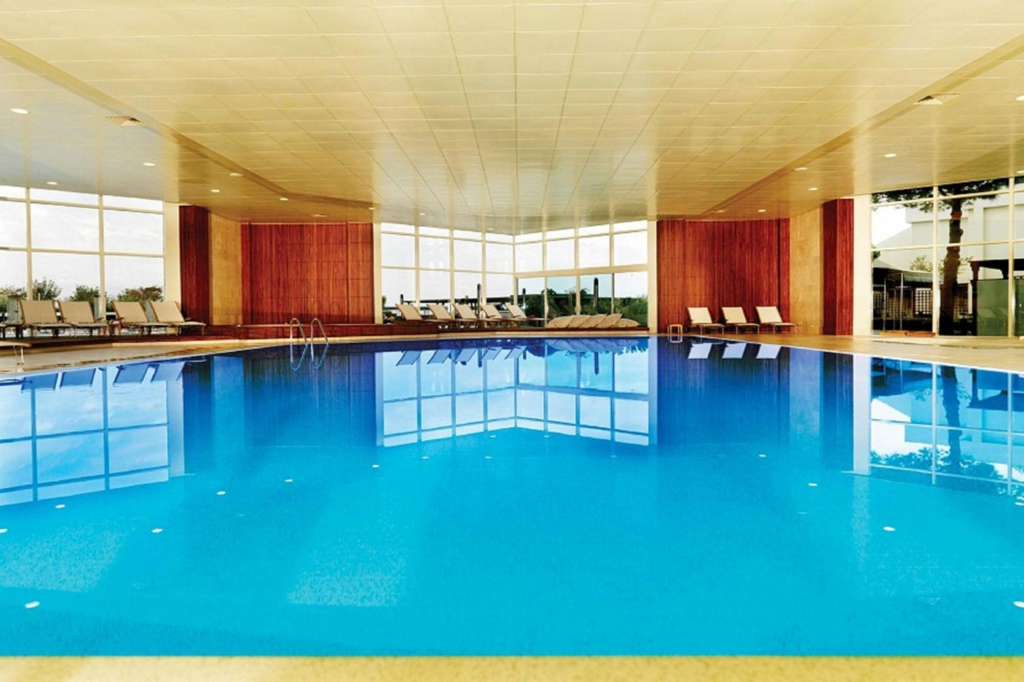 Renaissance Polat Istanbul Hotel Eksteriør billede The pool at the 1018