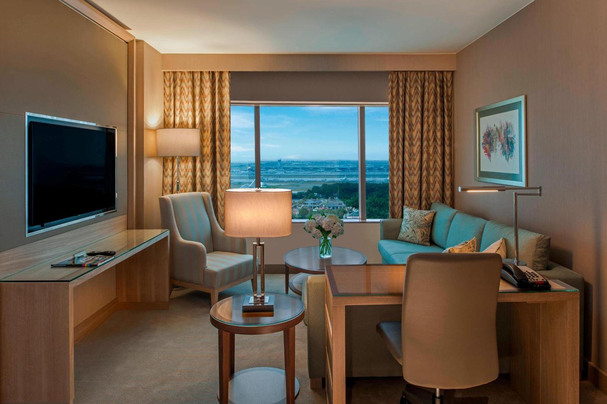 Renaissance Polat Istanbul Hotel Eksteriør billede A living room in a suite at Wynn Las Vegas